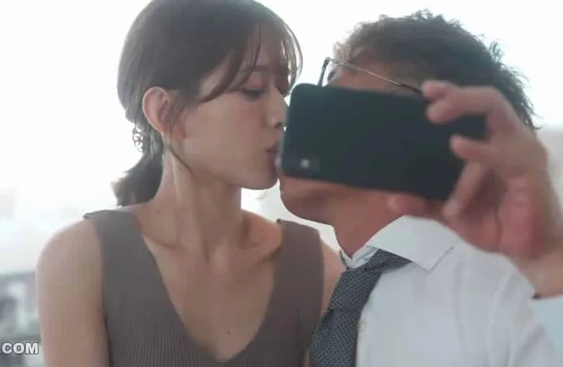 Thấy vợ hơi lạ, anh xã xem điện thoại người vợ và thấy cảnh phang với tiền bối của mình