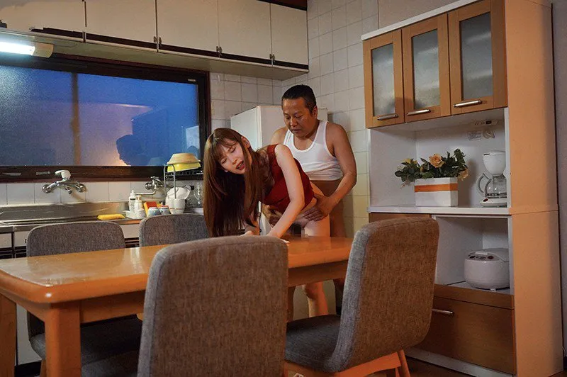 Con búp bê bị gã chồng mới của mẹ trả bài mỗi ngày, cho dù đã có người yêu